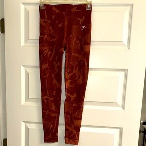 Gymshark Adapt Camo cherry brown scrunched butt leggings size Small